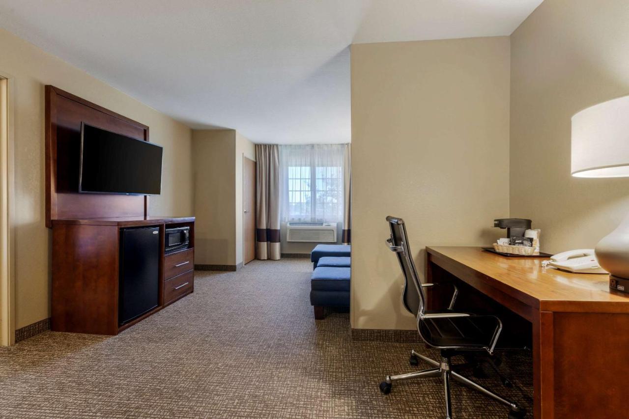 Comfort Suites Johnson Creek Conference Center Kültér fotó